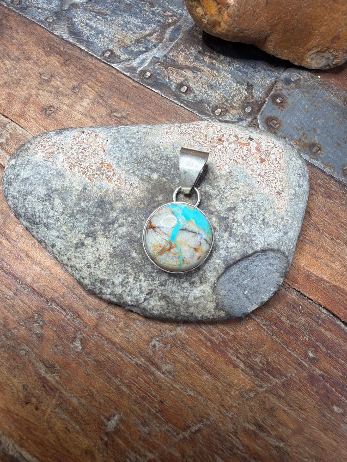 Amiee ribbon mini pendant