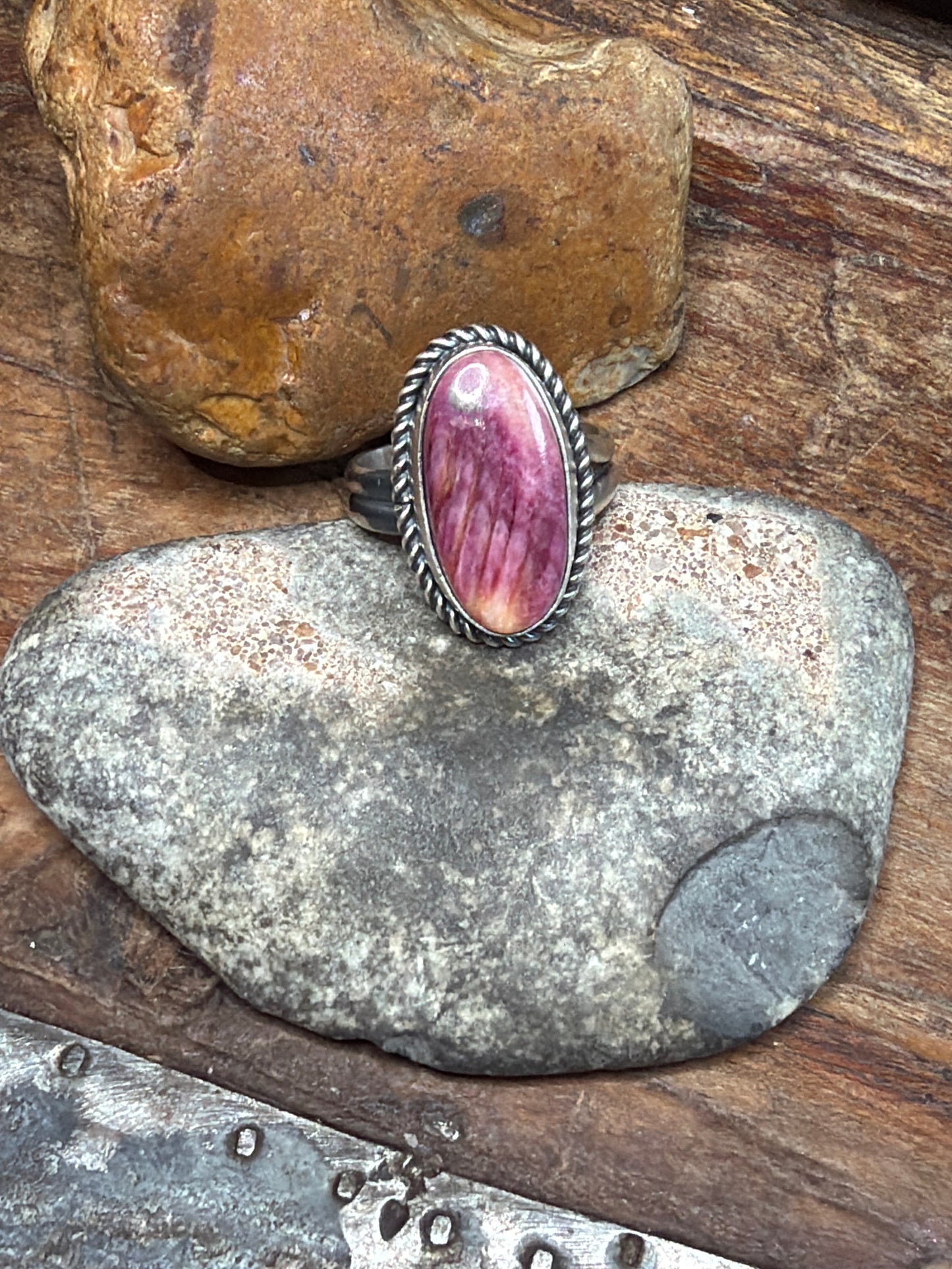 Moni-adjustable purple spiny ring