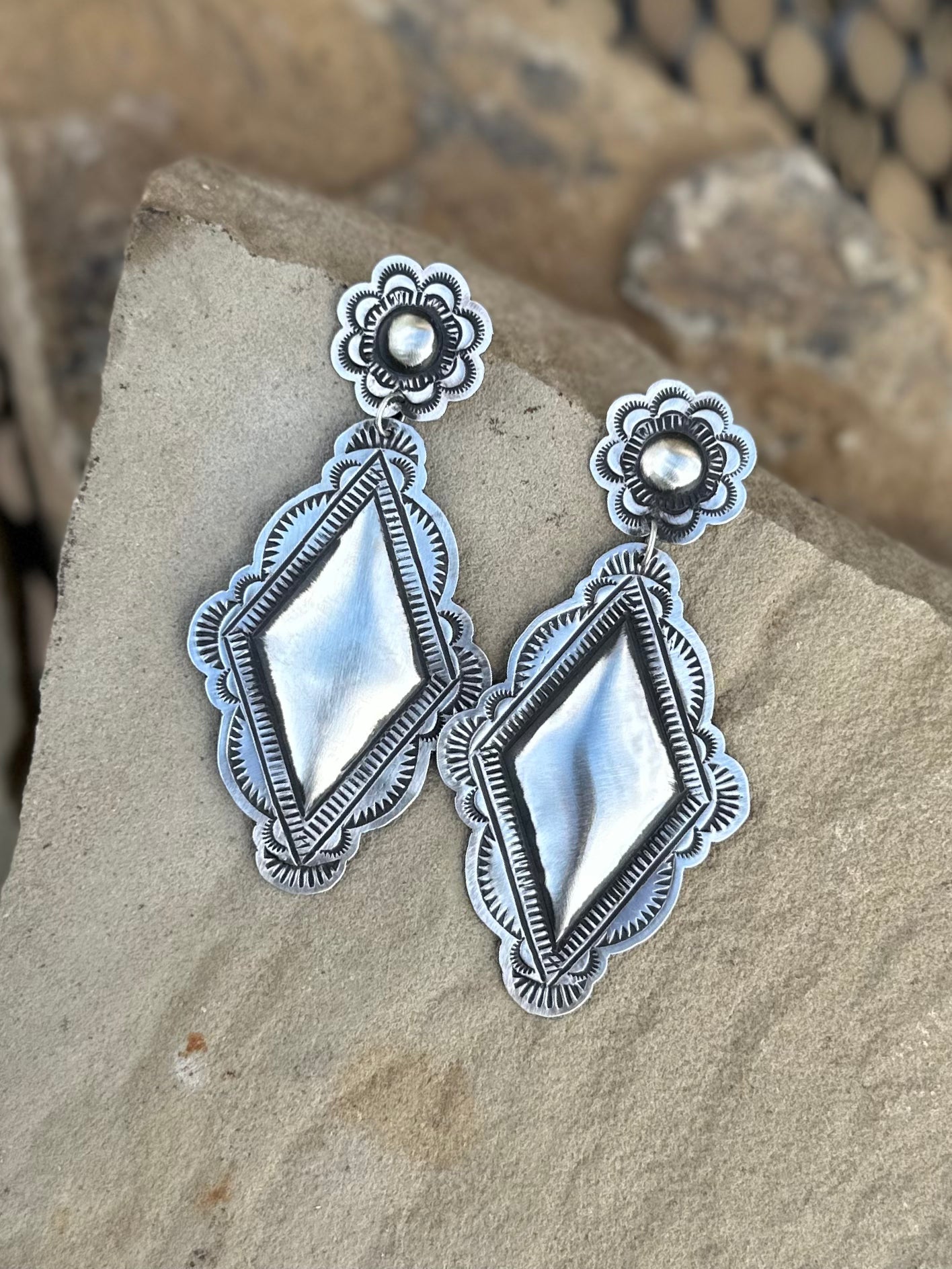 Stunning dangle earring