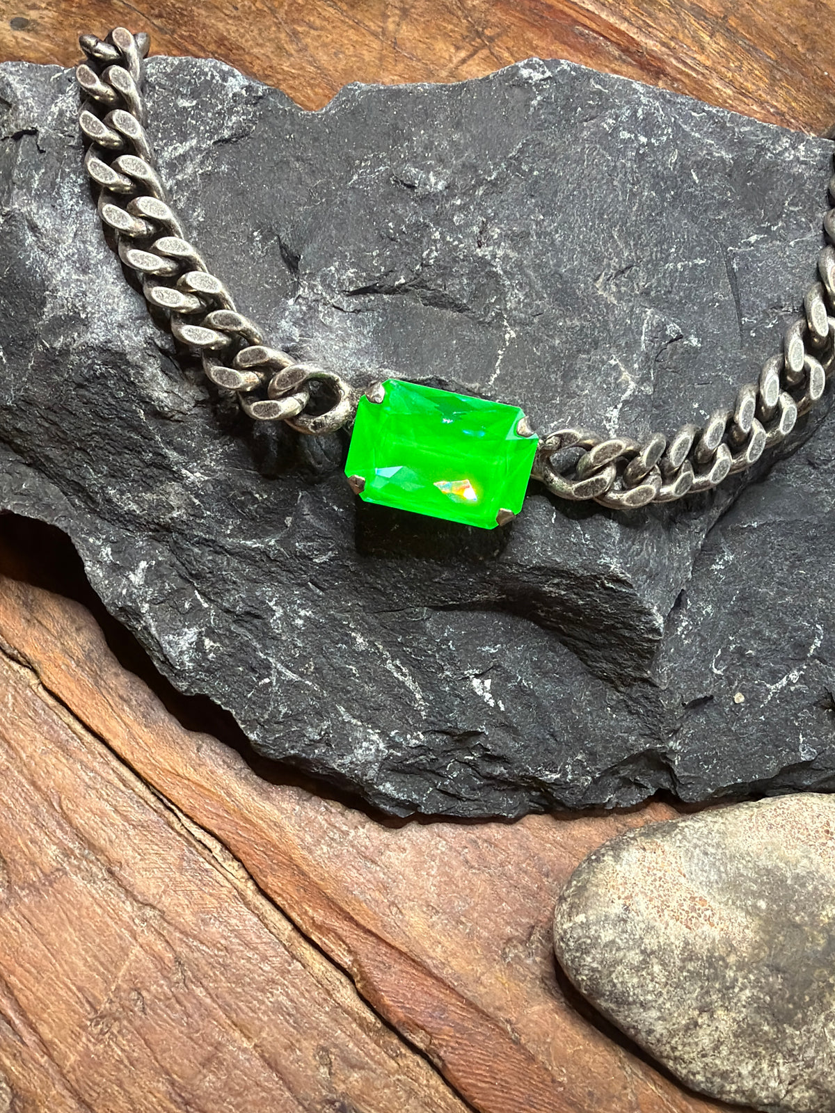 TOVA green chunky necklace approximately 15 3/8 to 18 3/4