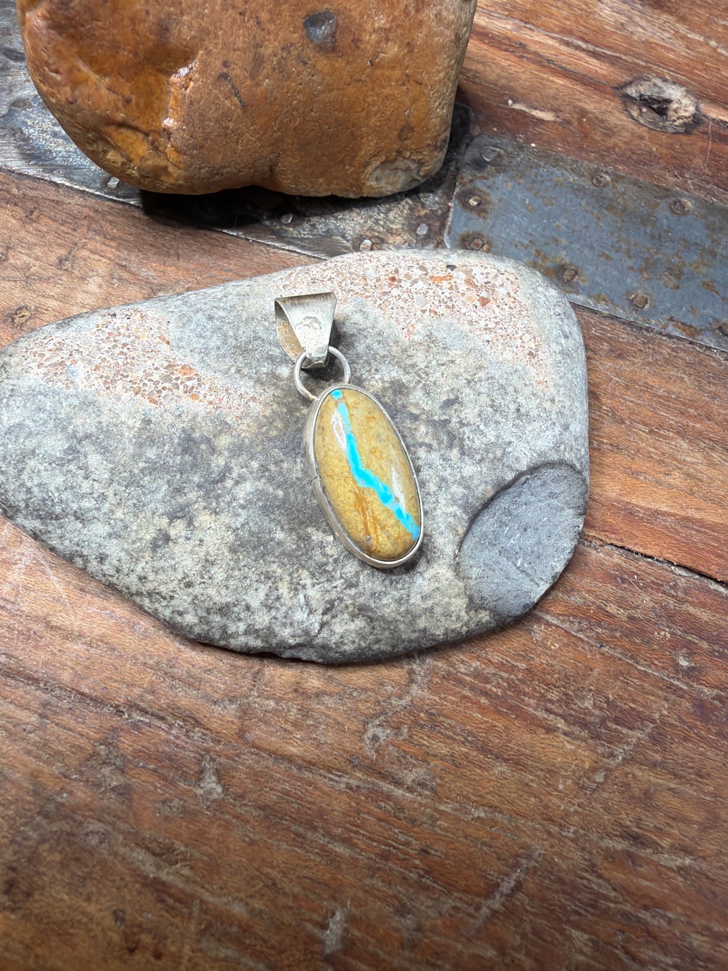 kala-mini ribbon pendant