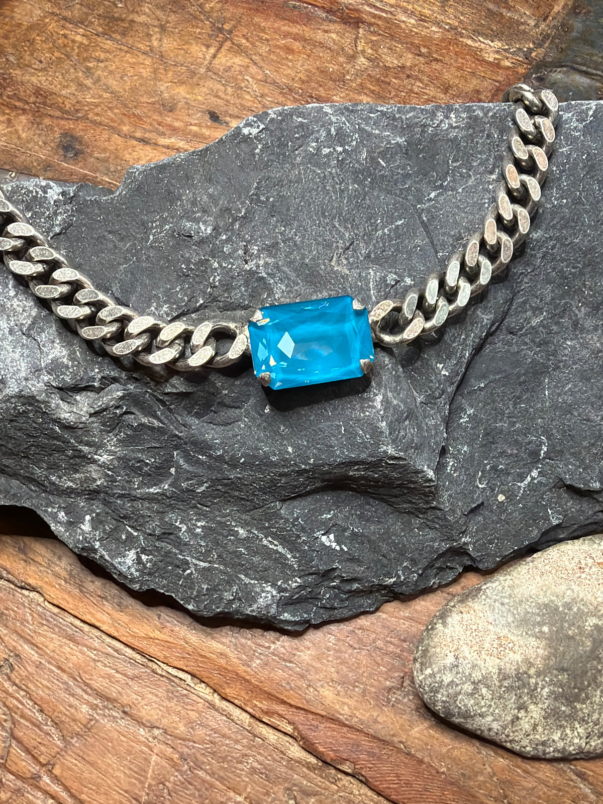 TOVA blue chunky necklace approximately 15 3/8 to 18 3/4